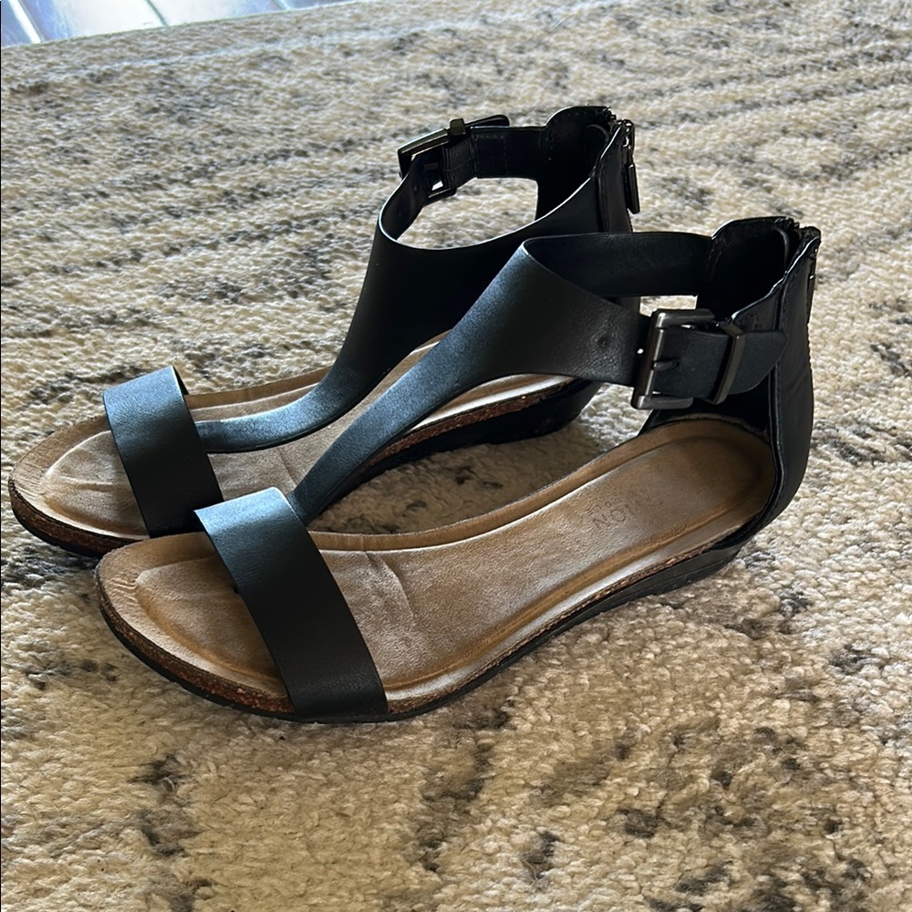 Kenneth Cole Reaction Black Sandals T-Strap Ankle Buckle